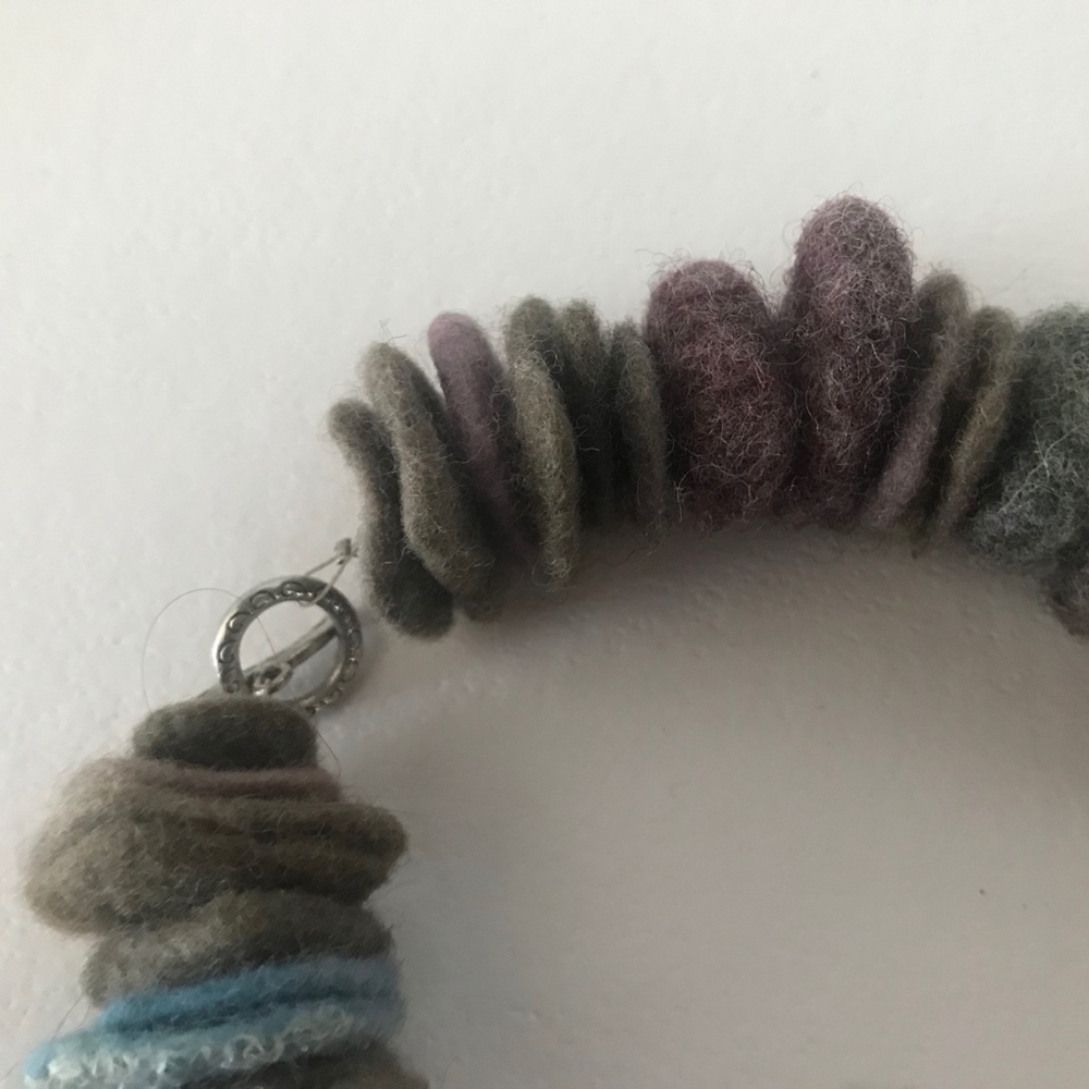 Handmade wool felted disk and bead necklace - Picture 3 of 3
